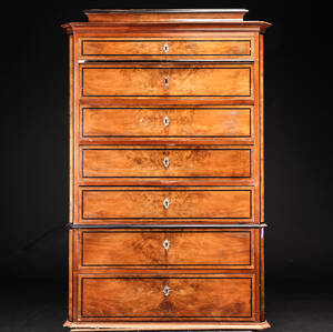 Chiffoniere af nøddetræ. 1800-tallet