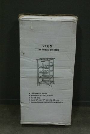 Vagn i lackerat eneträ