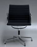 Charles Eames. Armstol, model EA 108. Seneste generation med chrom-ring