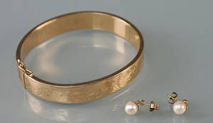 Armring af 14 kt. guld og ørestikker med perler 3