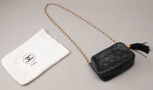 Chanel väska i mörkblått skinn