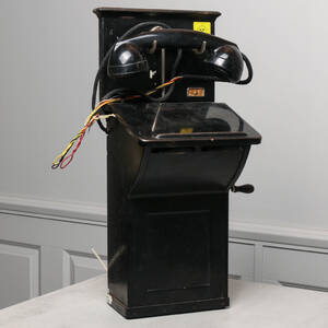 VÄGGTELEFON, 1900-talets första hälft