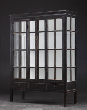 VitrinSkåp i svart antikbehandlat trä