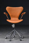 Arne Jacobsen, kontorstol model 3217, cognacfarvet anilin læder