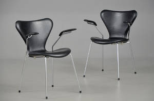 Arne Jacobsen Par armstole model 3207 i sort læder 2