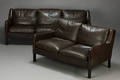 Dansk møbelproducent. To- og tre-pers. sofa, brunt skind 2