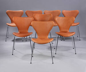 Arne Jacobsen. Et sæt på otte stole Syveren, model 3107, cognacfarvet analin læder, Ny siddehøjde 46,5 cm. 8