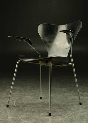 Arne Jacobsen. Syveren armstol, model 3207 