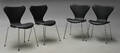 Arne Jacobsen. Sæt på fire stole i sort læder, model 3107 4 