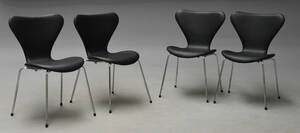 Arne Jacobsen. Sæt på fire stole i sort læder, model 3107 4 