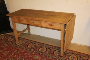 SLAGBORD MED EN GAVELKLAFF, KNIVLÅDA