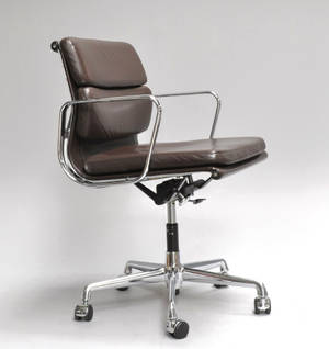 Charles Eames 1907-1978. Soft Pad kontorstol, Model EA-217, chokoladebrunt læder
