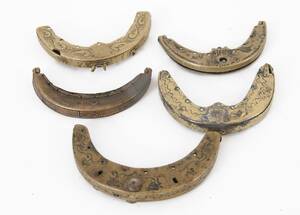 Spännen till dräktväskor 5st, bl.a. daterad 1786