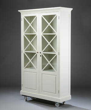 Skab af hvidmalet træ, front med to sprossede vitrinelåger