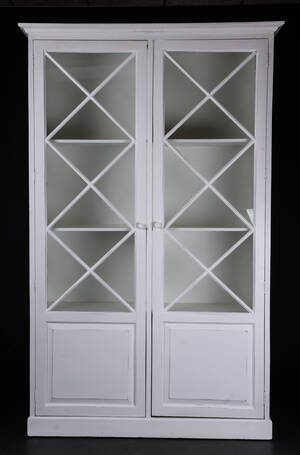 Vitrineskab af hvidmalet træ
