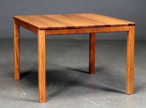 Haslev Møbelsnedkeri. Kvadratisk sofabord af mahogni