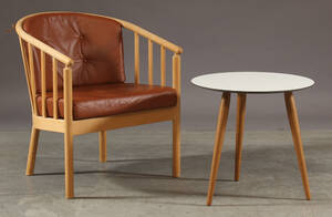 Finn Østergaard. Lænestol med stel af massivt bøgetræ samt Munk sidebord 2