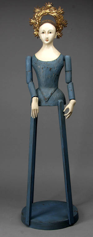 Katolsk kvindefigur i udskåret træ