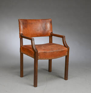 Armstol af eg og skind