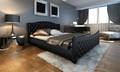 Sort  Kingsize polster seng.