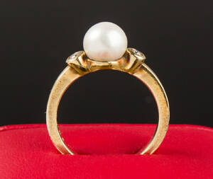 Ring in 14 k yellow gold with freshwater pearl and diamonds