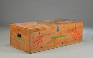 Stor opbevaringskasse af fyr med tekst Truede Dyr og Zoologisk Mus 