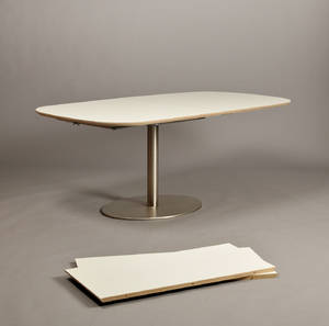 Spisebord med to tillægsplader.