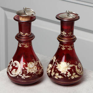 PARFLASKOR, rött munblåst glas, 18001900-tal
