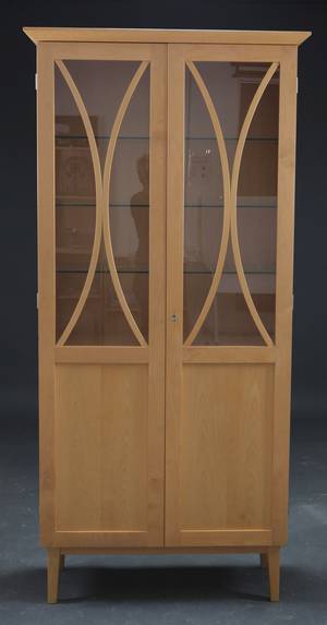 Vitrinskåp i björk