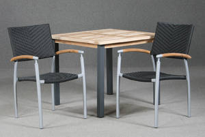 Havemøbler. Firkantet bord samt to stole 3