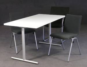 Brunner, ein Klapptisch und drei Stühle, Ausstellungsstücke 4