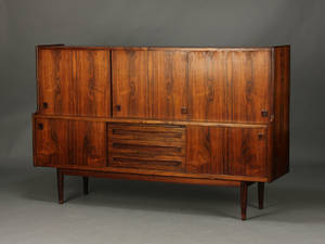 Dansk møbelproducent. Høj skænk