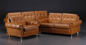 Dansk møbelproducent. Tre-pers. sofa, to-pers. sofa samt lænestol, cognacfarvet læder, 1970erne 3