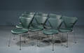 Arne Jacobsen. Sæt på otte stole i grøn læder, model 31073207 8  