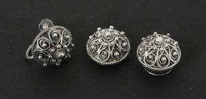 Örhänge samt kragknappar ett par, silver