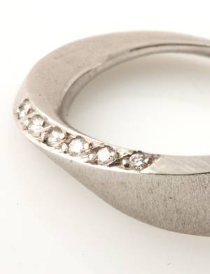 Bræmer Jensen. Ring af 14 kt. hvidguld prydet med brillanter, i alt 0.06 ct.