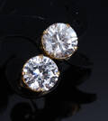 Et par solitaire simili ørestikker af 18 kt. guld 2 Denne vare er sat til omsalg under nyt varenummer 4083071