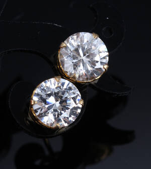 Et par solitaire simili ørestikker af 18 kt. guld 2 Denne vare er sat til omsalg under nyt varenummer 4083071