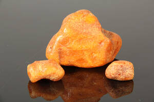 Dansk rav, 3 stykker på ialt 102gr. 