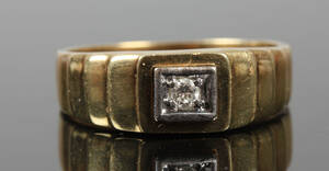 Herrering udført i 14 kt, guld prydet med en brillant 0.06 ct.