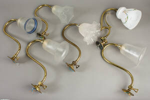 Wandleuchte 6. Messing Halterung mit Glasschirme.