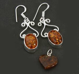 Örhängen ett par samt hänge