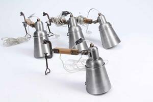 Dansk design. Sæt på fire lamper i industriel design af metal og træ til montering på reol, bord m.m. 4.