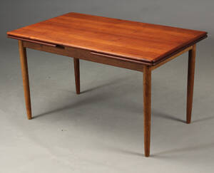 Dansk møbelproducent. Spisebord med hollandskudtræk, teak og eg