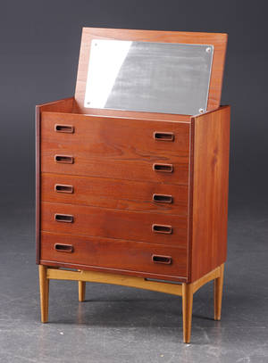 Dansk møbelproducent. Kommode med sekretærindretning, teak, eg.