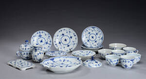 Service af porcelæn musselmalet halvblonde,  samt 8 dele diverse musselmalet ialt  20 dele.