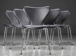 Arne Jacobsen. Seks syverstole model 3107, sort læder 6