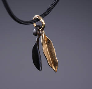 Ole Lynggaard. My Little World charmsarmbånd af delvis 18 kt. sort rhutenium behandlet guld