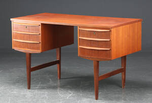 Skrivebord af teak, 1950erne, dansk møbelproducent