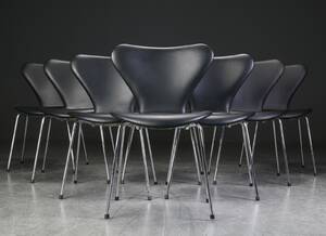 Arne Jacobsen. Otte syverstole model 3107, sort læder 8